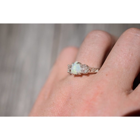 Brilliant opal ring, teardrop or pear shaped center stone with raw clear… - Picture 2 of 3